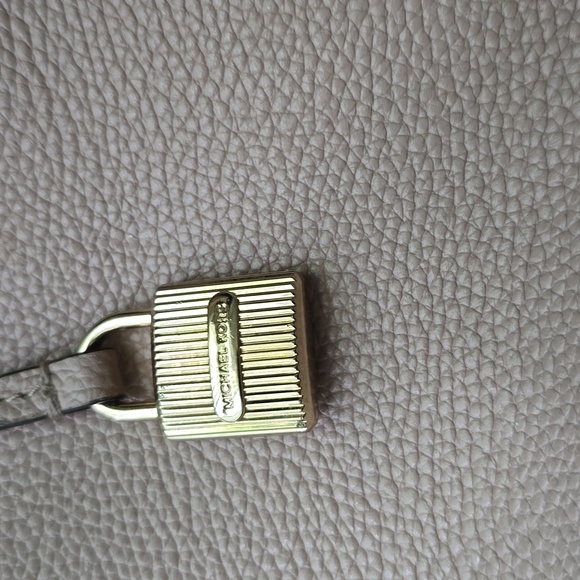 Michael kors purse - Picture 3 of 7